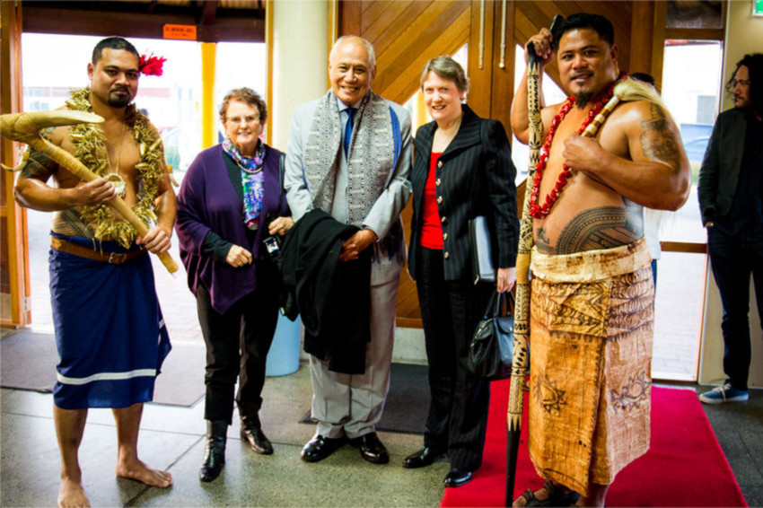 The arrival of Tuiatua Tupua Tamasese Ta'isi Efi at Malaeola (centre besides former NZ Prime Minister Helen Clark)