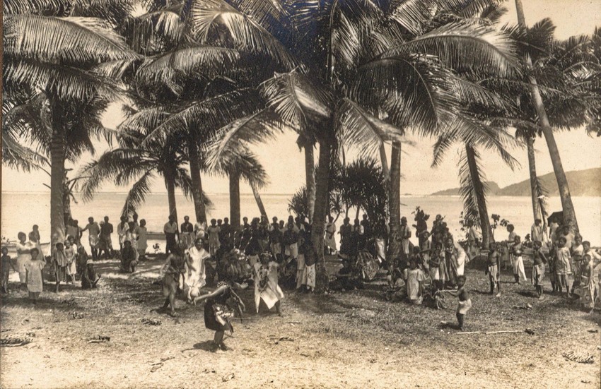 Festivities & Dancing, Satitoa-Malaela area, Aleipata, 1915. Photo: Gesa Akkerman-Ohle Collection. Note the islands of Nu'utele & Nu'ulua on the far right.