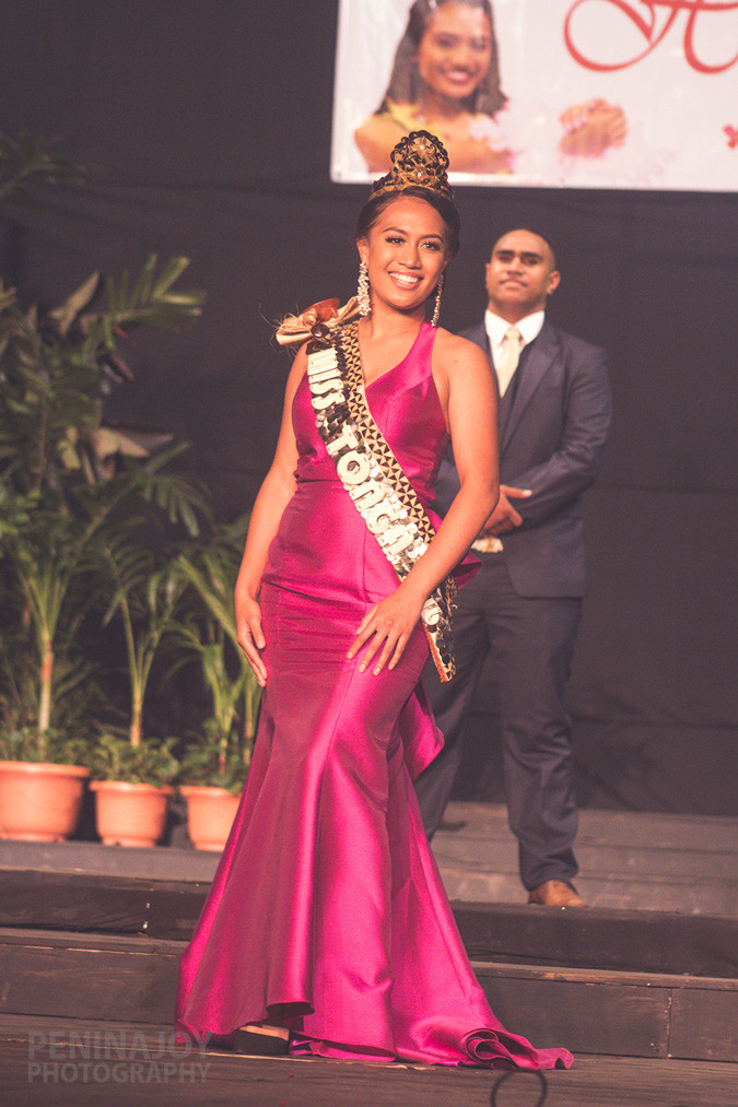 2016 Miss Heilala Laura Lauti preparing to give over the crown