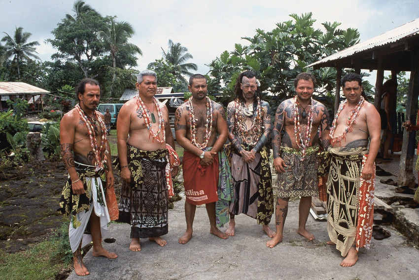 Fig. 120 Participants before the Sulu‘ape title bestowal at Lefaga, Sāmoa, in 2001. From left to right: Pili Mo‘o (Tenerife); Keone Nunes (Hawai‘i); Uili Tasi (Sāmoa); Freewind (USA), Michel Thieme (Netherlands); Inia Taylor (Aotearoa New Zealand). ©