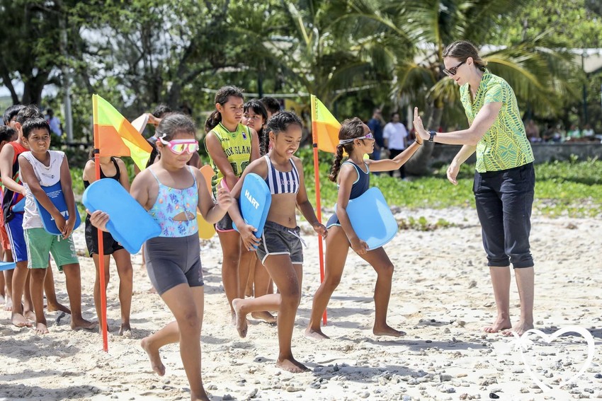 Cate Hi Fives a young swimmer in Rarotonga Photo Credit: Island Love Photography