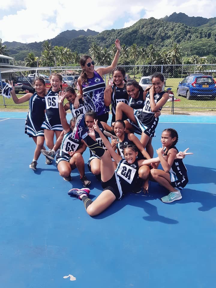 Tajiya coaching U10s in netball