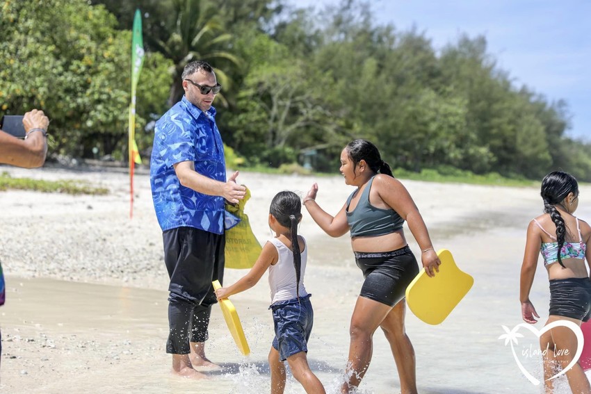 Ian Hi Fives young swimmers Photo Credit: Island Love Photography