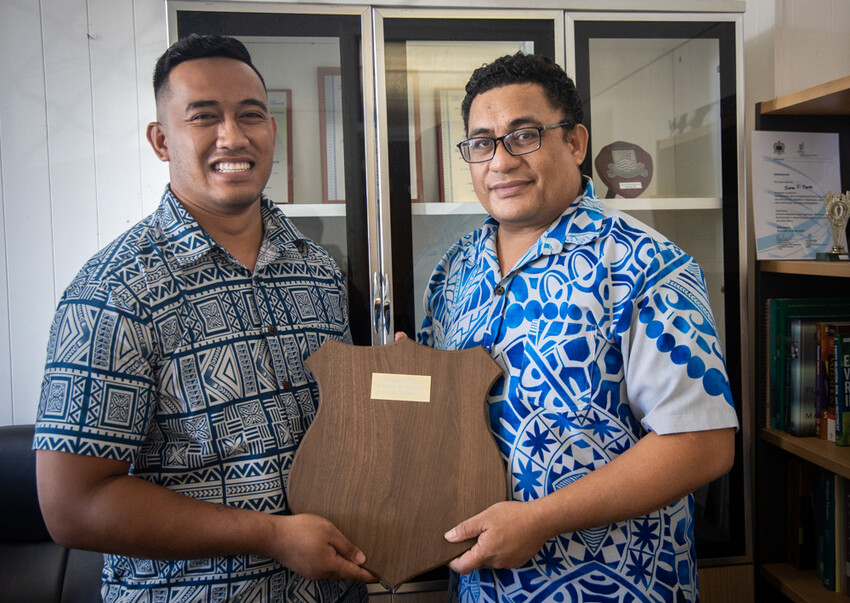 Sinaumea Taufao & Dean of Faculty of Business & Entrepreneurship, Seve Folofoto Seve at NUS. Sinaumea sponsors the prize for the Foundation of Law course Photo credit: Misiona Simo, Samoa Observer