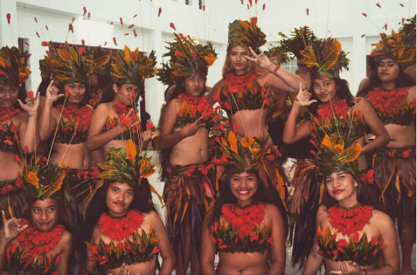 Lydia with Atiu Enua waiting backstage to perform their Kapa Rima at Te Maeva Nui 2017