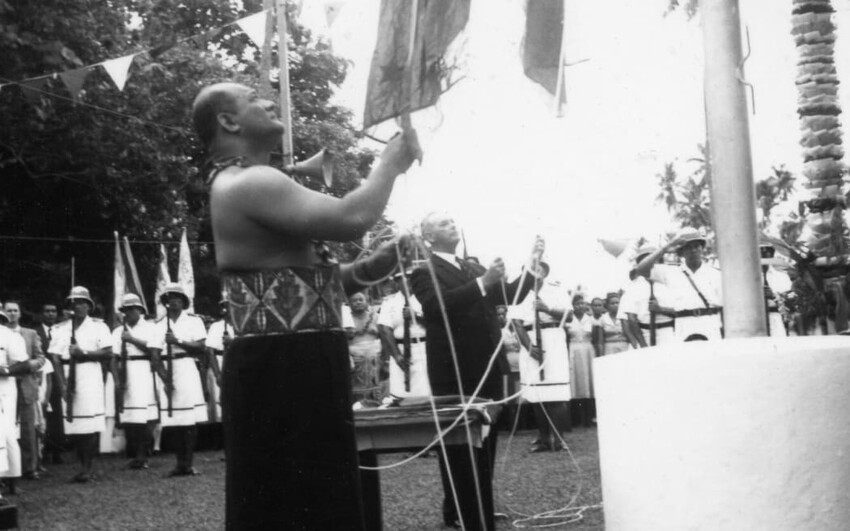 The reverse side of the note, featuring Fiame Mata’afa Faumuina Mulinu’u II and NZ PM Keith Holyoake lowering the NZ Flags during Samoa Independence Day 1962