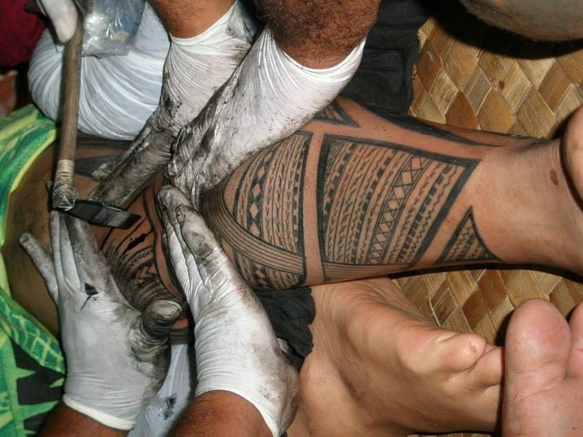 Fig. 82 Su‘a Sulu‘ape Peter improvising on a full leg at the 5th International Samoa Tatau Festival 2012. © Sébastien Galliot