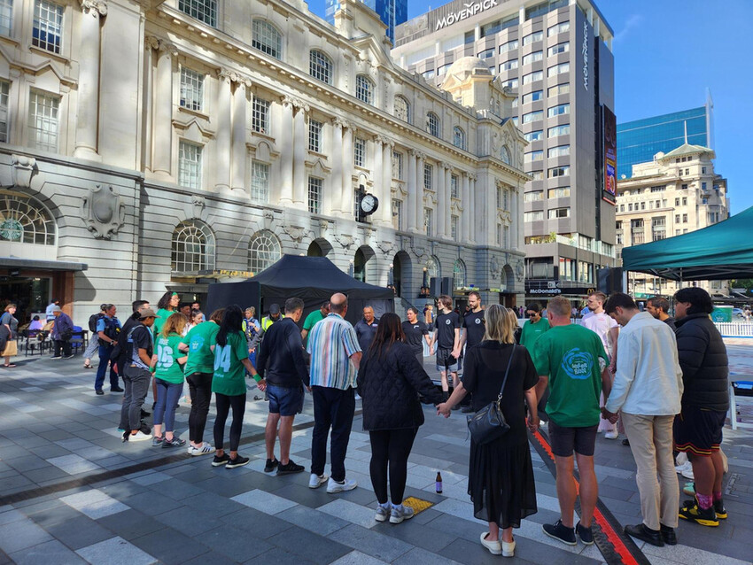 Participants of Child Fun Water Run gather and pray (Source RNZ: Finn Blackwell)