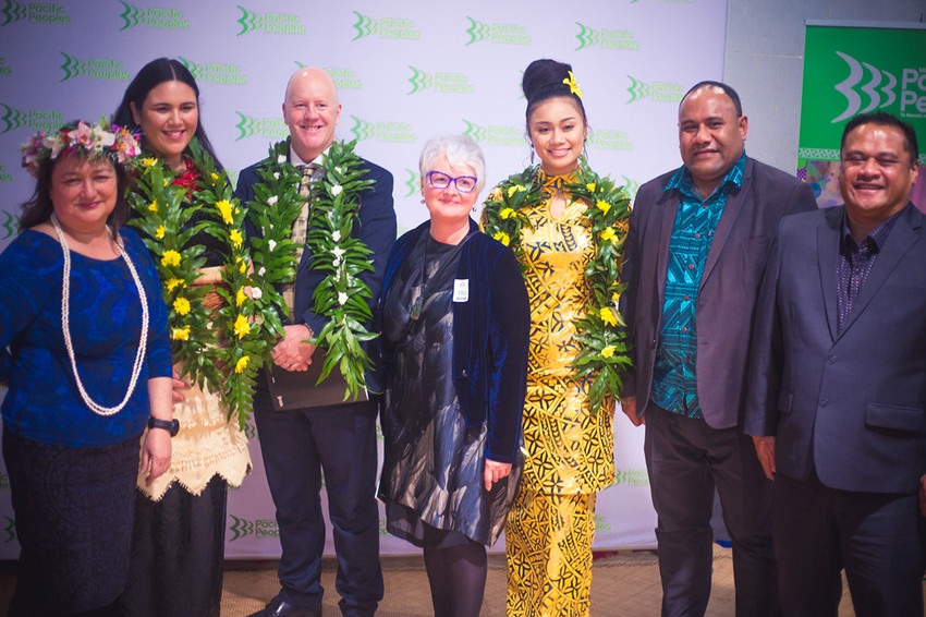 Community Star Award winners Janelle Augsburg & Dejealous Sili Palota-Kopa with Auckland Council sponsors