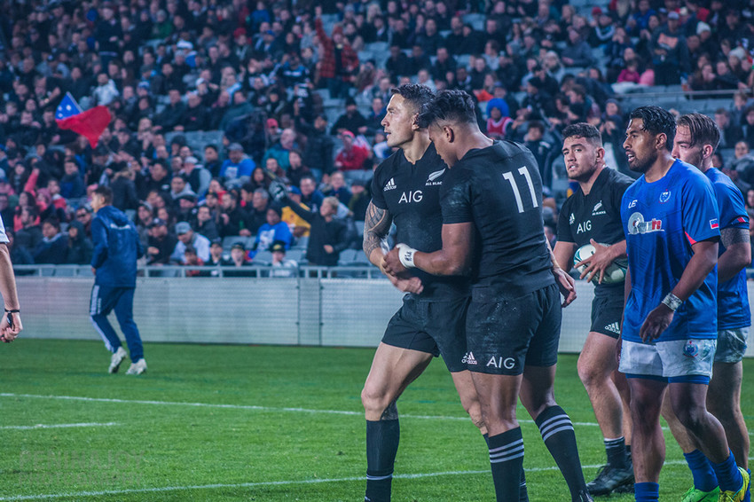 Sonny Bill congratulates Julian Savea after his 2nd try