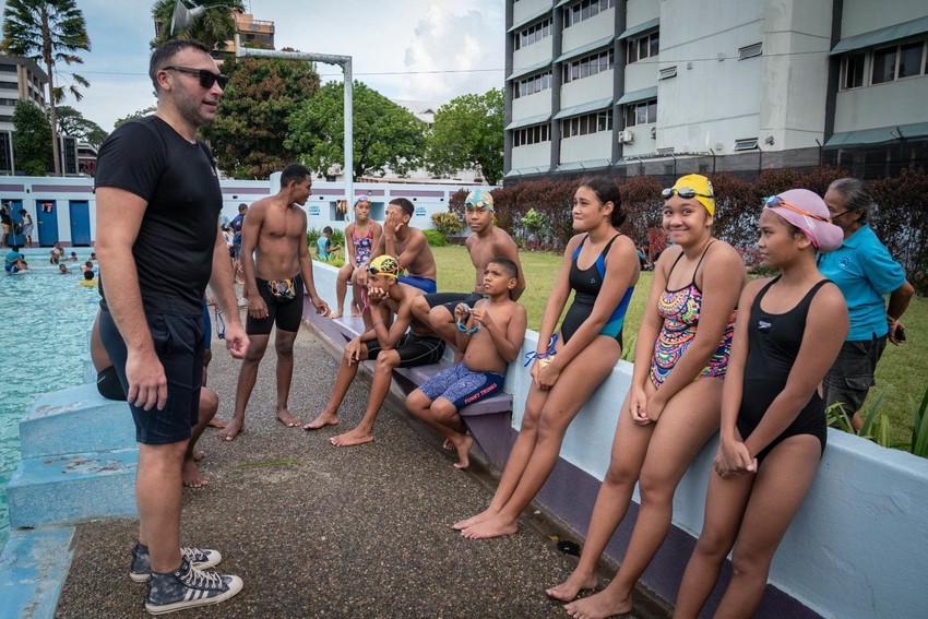 Ian Thorpe talking to swimmers in Fiji