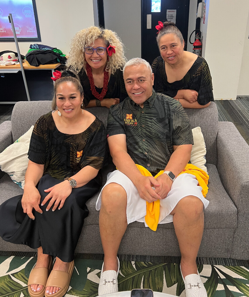 Seiuli Jesse Sapolu with Former Black Ferns and Former Manu Sina players - Back Cynthia Ta'ala-Timoloa and Adrianne Leaoasavai'i, Front Seiuli Fiao'o Fa'amausili