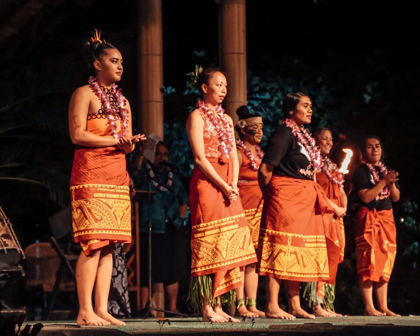 Moe with other Teine Toa siva afi contestants