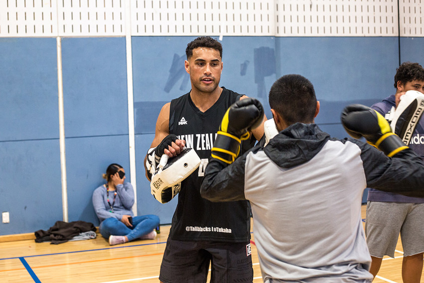 Carlos Ulberg holding pads