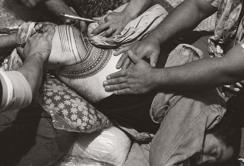 3.4.1979. Grotto Road, Onehunga, Auckland.Tattooing Tony Fomison. Tufuga tātatau: Su‘a Sulu‘ape Paulo II. © Mark Adams