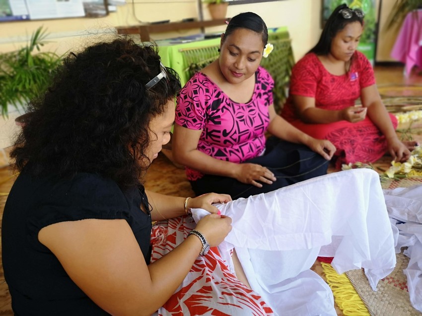 Lufi hand sewing palolo net with Vaimoana Seaside staff