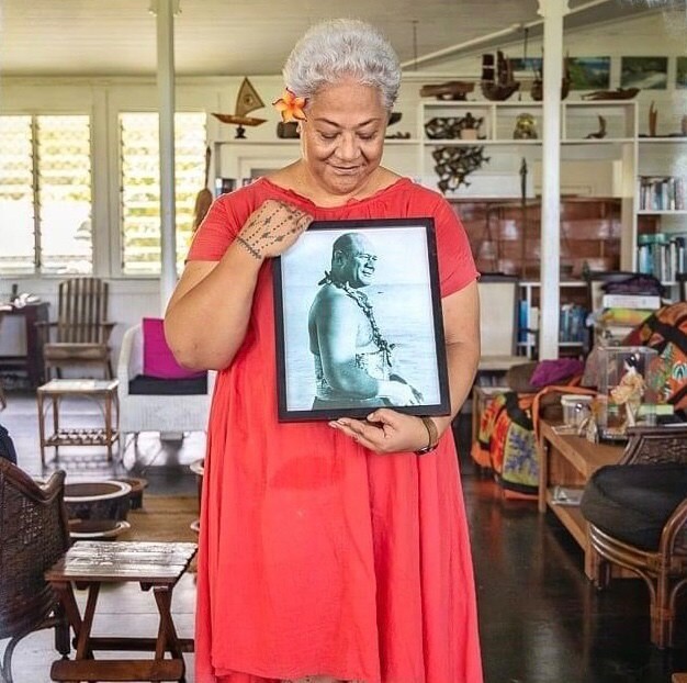 Fiame Naomi Mata'afa holds a photo of her father Mataʻafa Faumuina Mulinuʻu II Photo Credit: Anetone Sa'aga