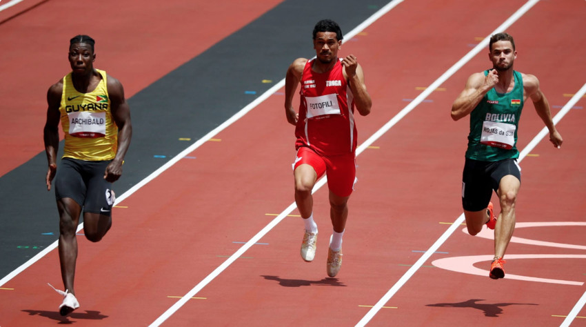 Ronald Fotofili racing in his 100m preliminary heat. Photo Credit: Reuters / Phil Noble