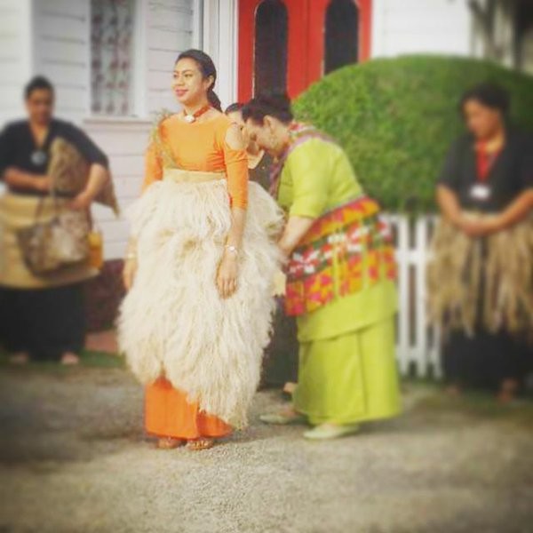 HRH The Princess Royal adjusts daughter Hon Moheofo's royal, sacred & rare 'aofivala' the 'Ie Sina 'o Pilolevu