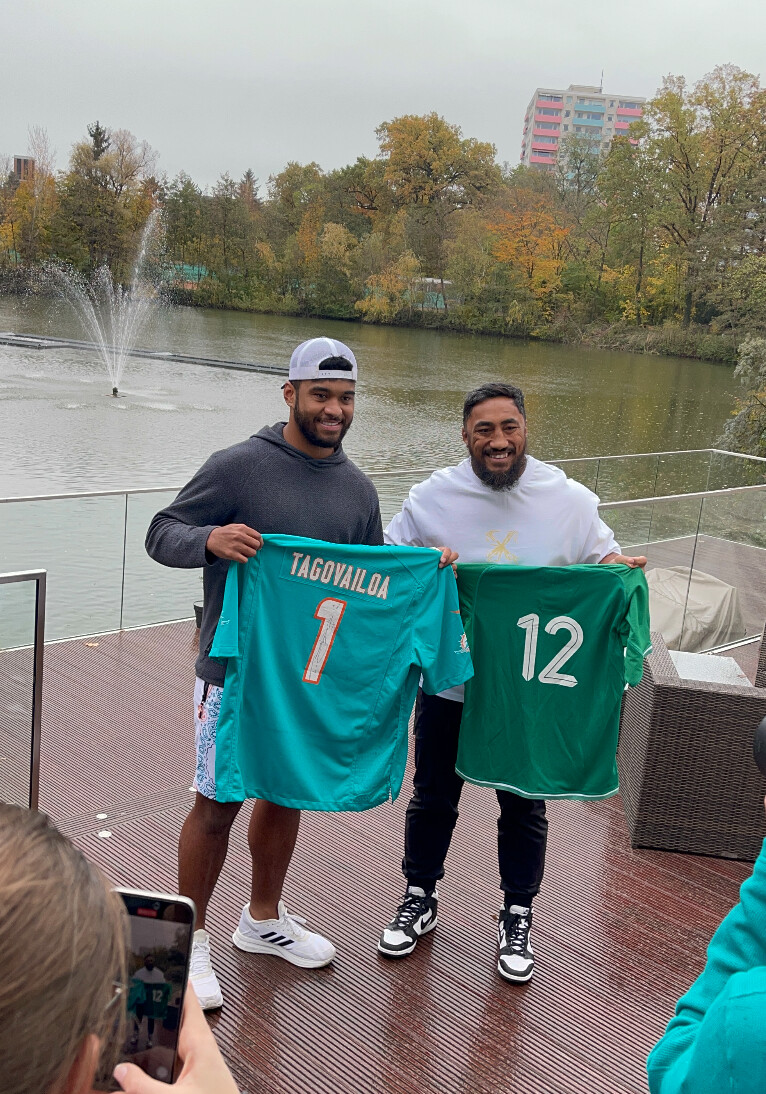 Miami Dolphins Quarterback and NFL star Tua Tagovailoa doing a jersey swap with Irish rugby Centre Bundee Aki in Germany. Photo credit Jerome Mika