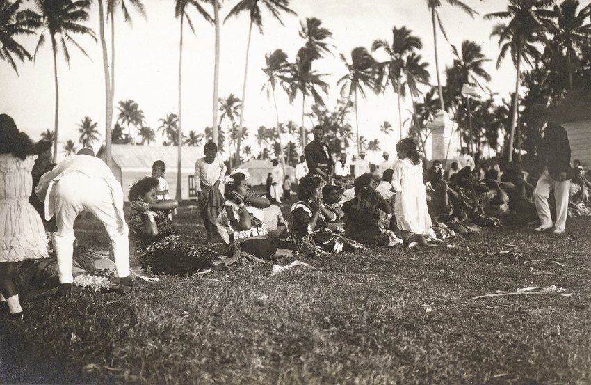 Two men, probably German spectators, seemingly approach female performers to donate paper money as a gesture of appreciation. Gesa Akkerman-Ohle Collection, Museum of Samoa, captioned by Karl Hanssen ‘Ta’alolo, Haabai.’