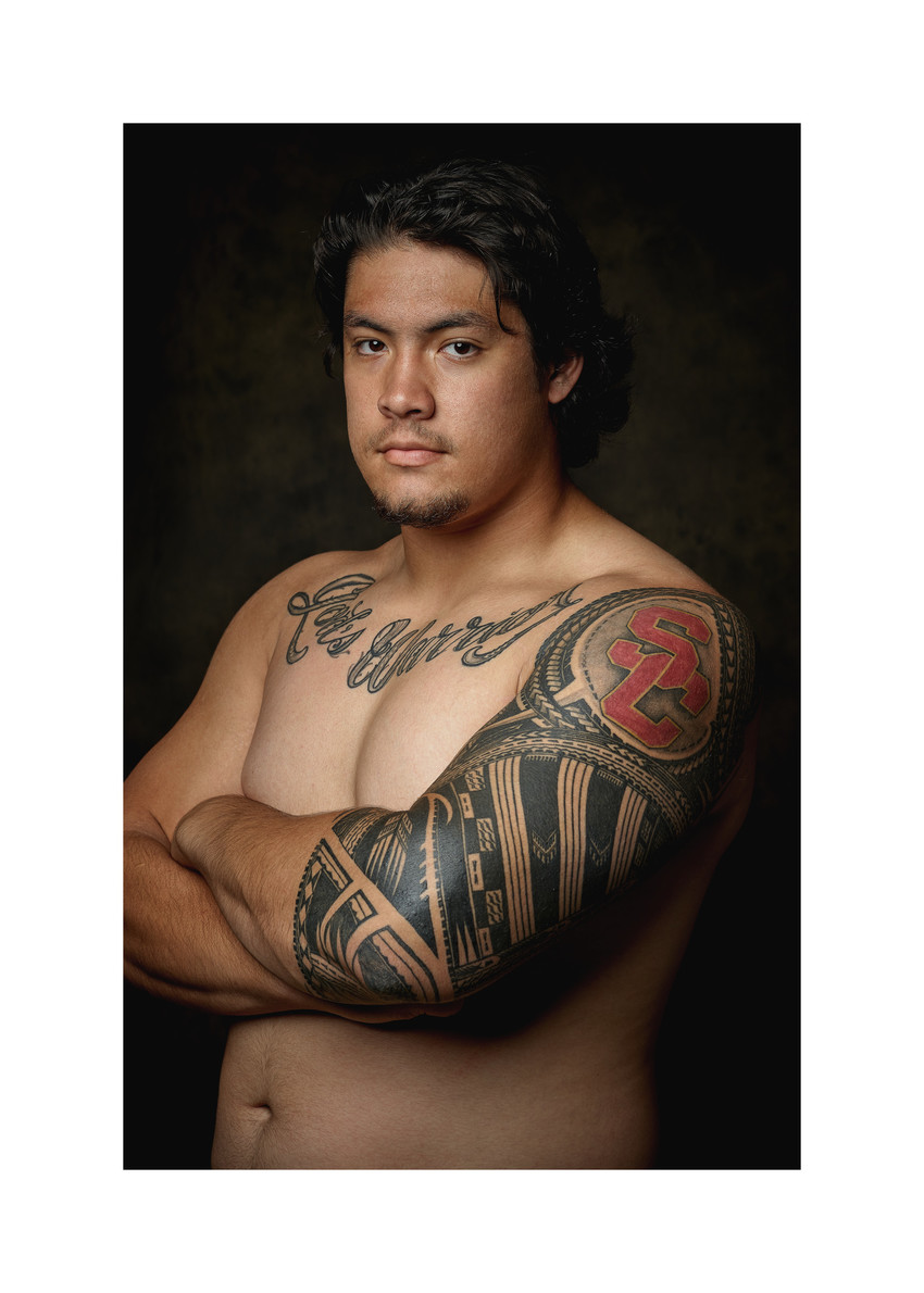 John Agcaoili, Tattooing by Sulu'ape Si'i Liufau, 2016, print. Purchased 2019. Image courtesy of the artist. Te Papa (TMP035059)