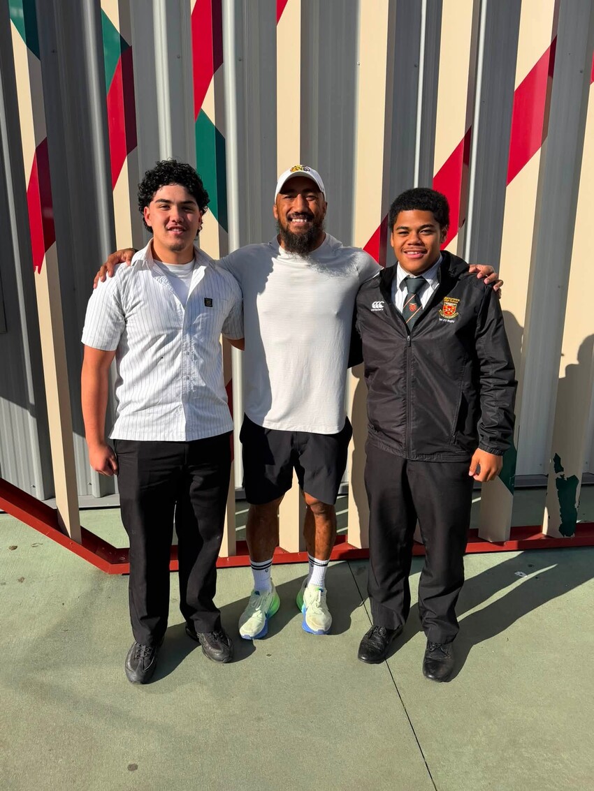 Bundee with young rugby players from Manurewa HS (Photo Credit: Manurewa High School)