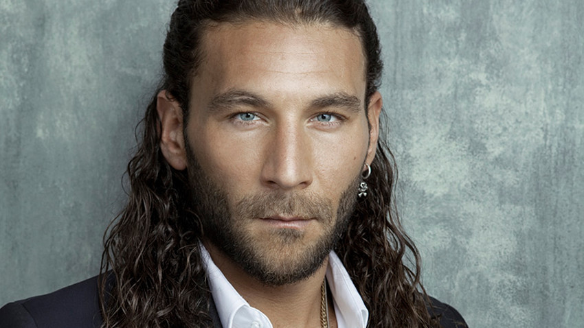 Caucasian actor Zach McGowan who has been cast to play Hawaiian war hero Benehakaka “Ben” Kanahele