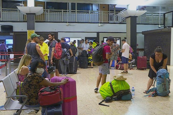 French tourists in #Tahiti are finding it hard to get flights back to France. With #Covid-19 cancellation of scheduled flights, hundreds are turning up for each of the remaining trips, hoping to get onto a plane after “holidays in paradise”.