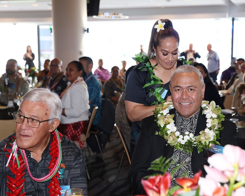 Keynote speaker Seiuli Jesse Sapolu receiving a lei from former Black Ferns captain Fiao'o Fa'amausili