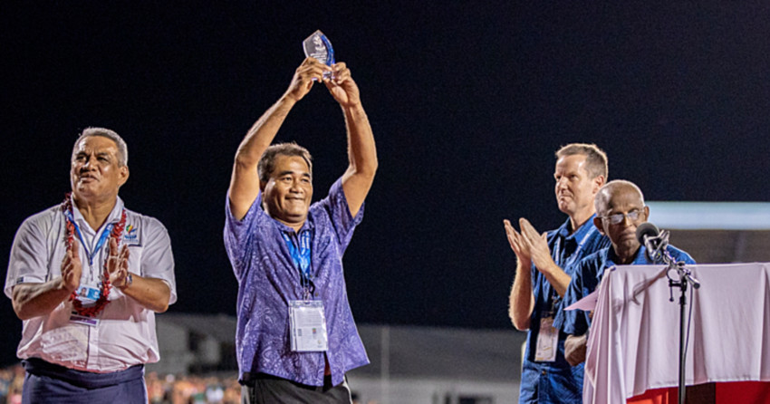 Toesulusulu Cedric Schuster accepting the Best Male Athlete award on behalf of his son Brandon Schuster (Photo: Asuisui Matafeo from Samoa Observer))