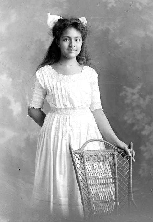 Princess Sālote studio study, 1911, by Herman J. Schmidt, Auckland, Sir George Grey Special Collections, Auckland Libraries, 31-66995.