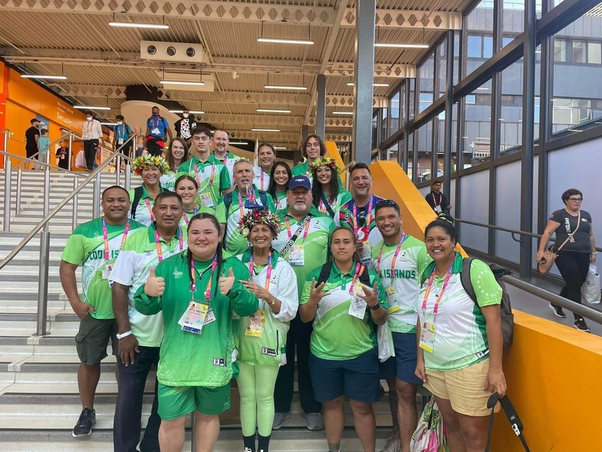 Manine with Team Cook Islands supporters - Photo Credit: Adam Tangata