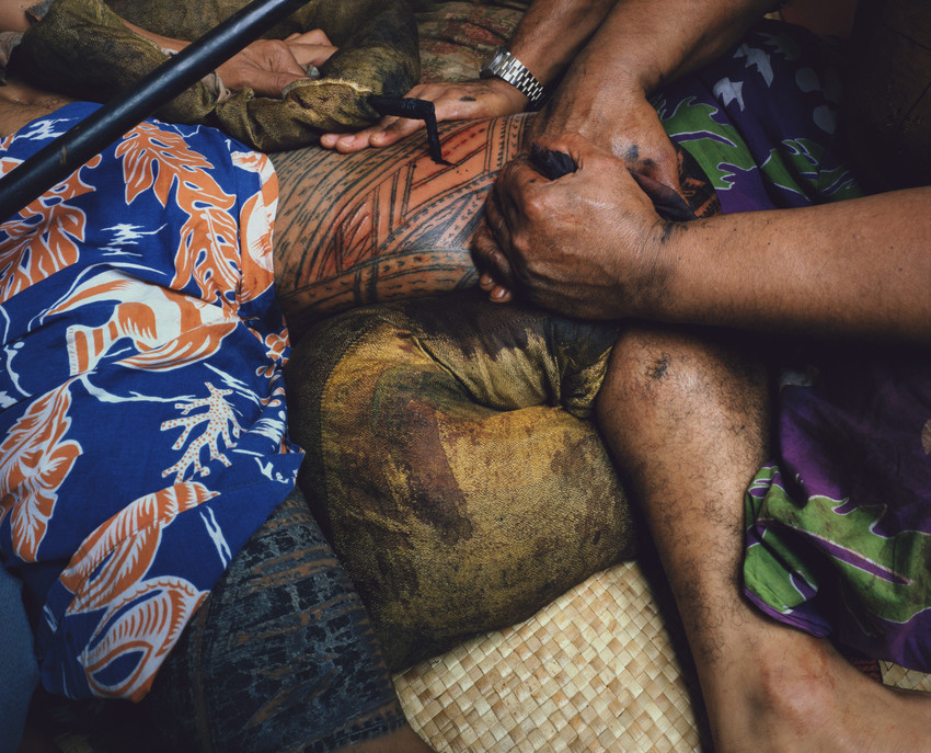 Mark Adams, 1982. Farwood Drive, Henderson, west Auckland Tattooing Uli Tufuga tatatau: Su‘a Tavui Pasina Iosefo Ah Ken, print. Image courtesy of the artist. Te Papa (TMP036153)