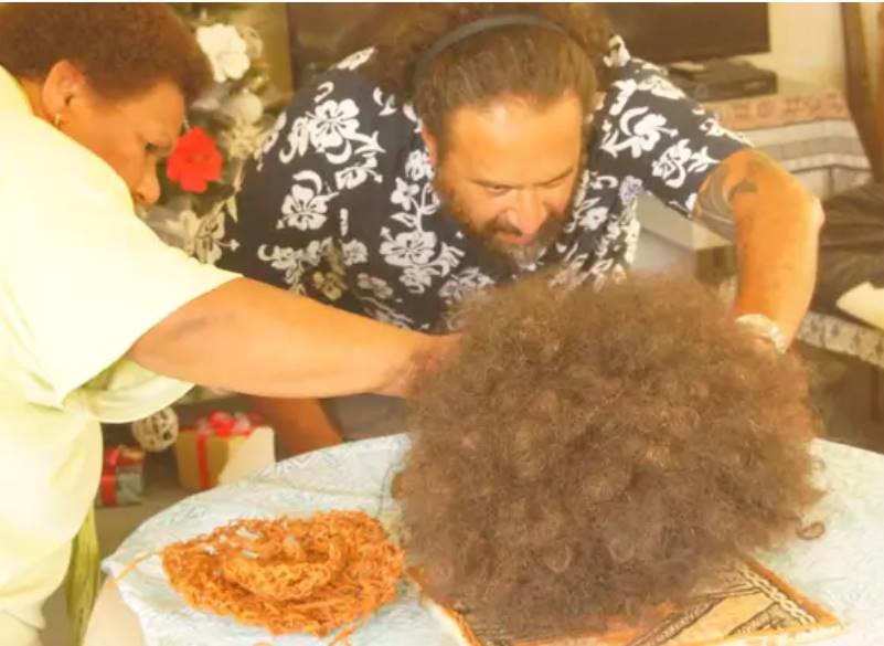 Joana Monolagi and Daren Kamali in the making of an ulu cavu. Photo: Auckland Museum