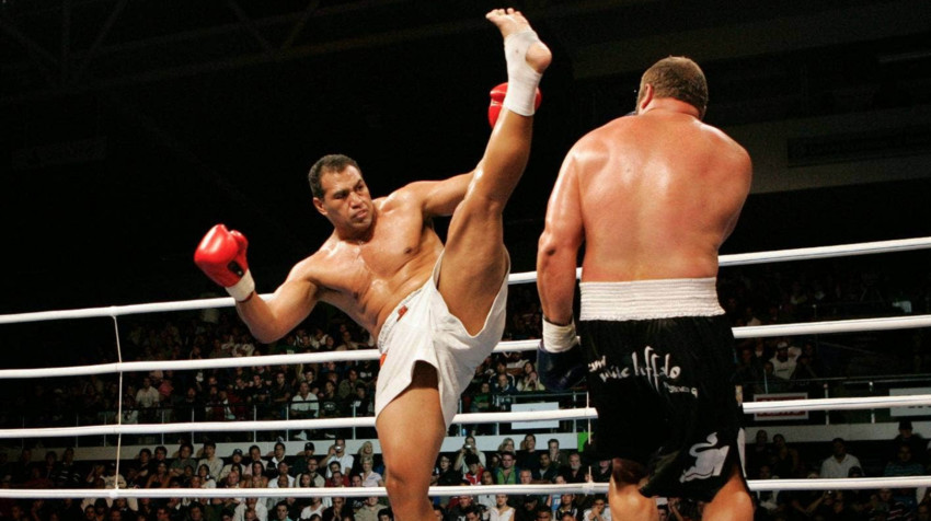 New Zealand's Ray Sefo goes for a kick to the head, in his fight against South Africa's Francois Botha, in the K-1 World Grand Prix, Trust Stadium, Waitakere, Auckland, New Zealand, Sunday, March 5, 2006. Credit:NZPA/Wayne Drought
