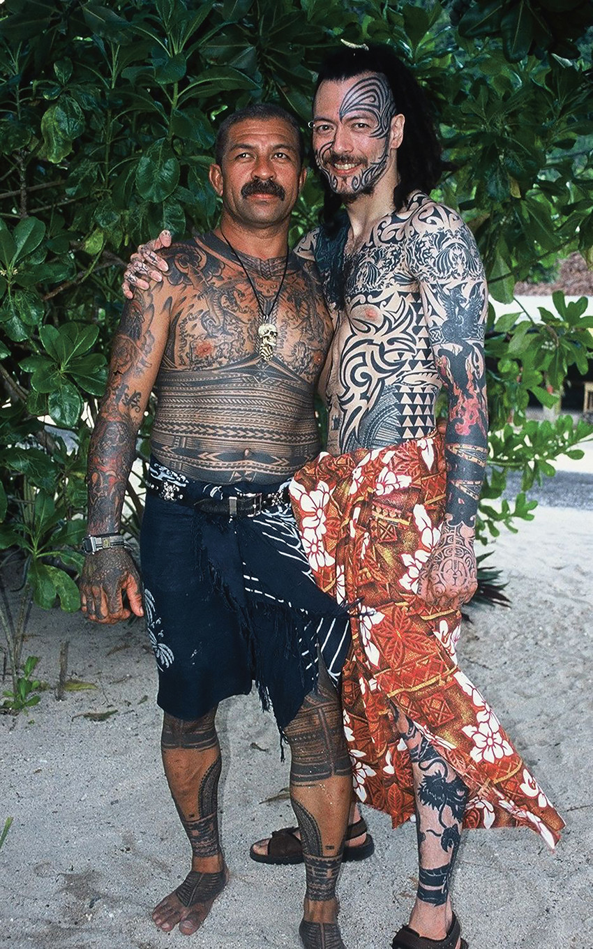 Fig. 128 Tauili‘ili Watti Mika and Sulu‘ape Freewind and their tattooed bodysuits, Saleapaga, Sāmoa, 2001. © Sean Mallon