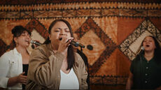  Hillsong Chapel - What A Beautiful Name (Tongan)