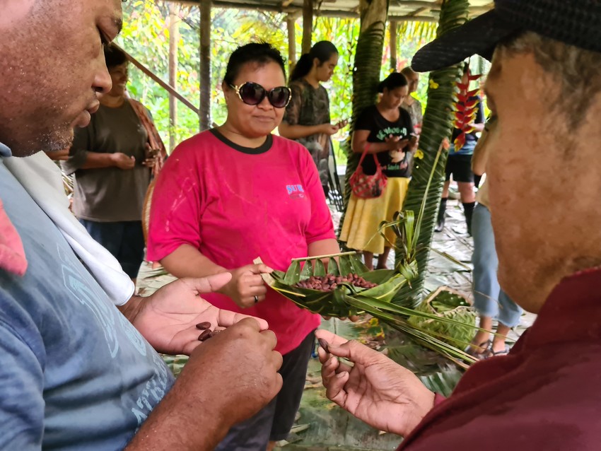 Koko bean tasting with Ms Sunshine Agritour guests