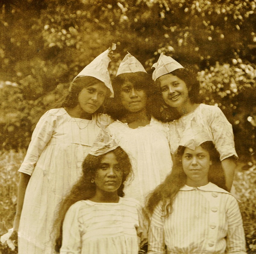Group of five, circa 1915. Identities appear to be as follows (left to right), standing: Mary Swann (married Croudace), Lissy Tualaga, Agnes ‘Aggie’ Swann (m. Hay-McKenzie/Grey); below, Henrietta Schuster (m. Loibl) and Christine ‘Tine’ Kruse (m. Bar