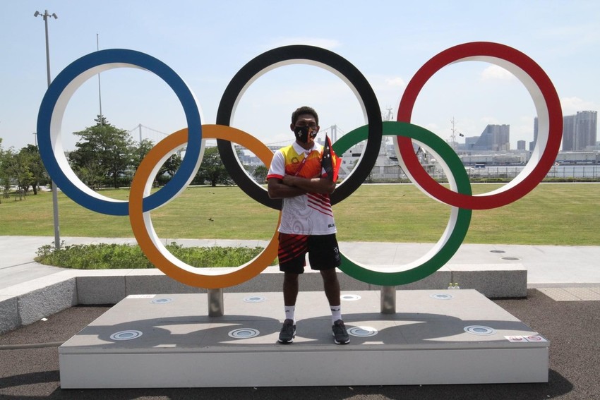 Boxer John Ume arriving in Tokyo