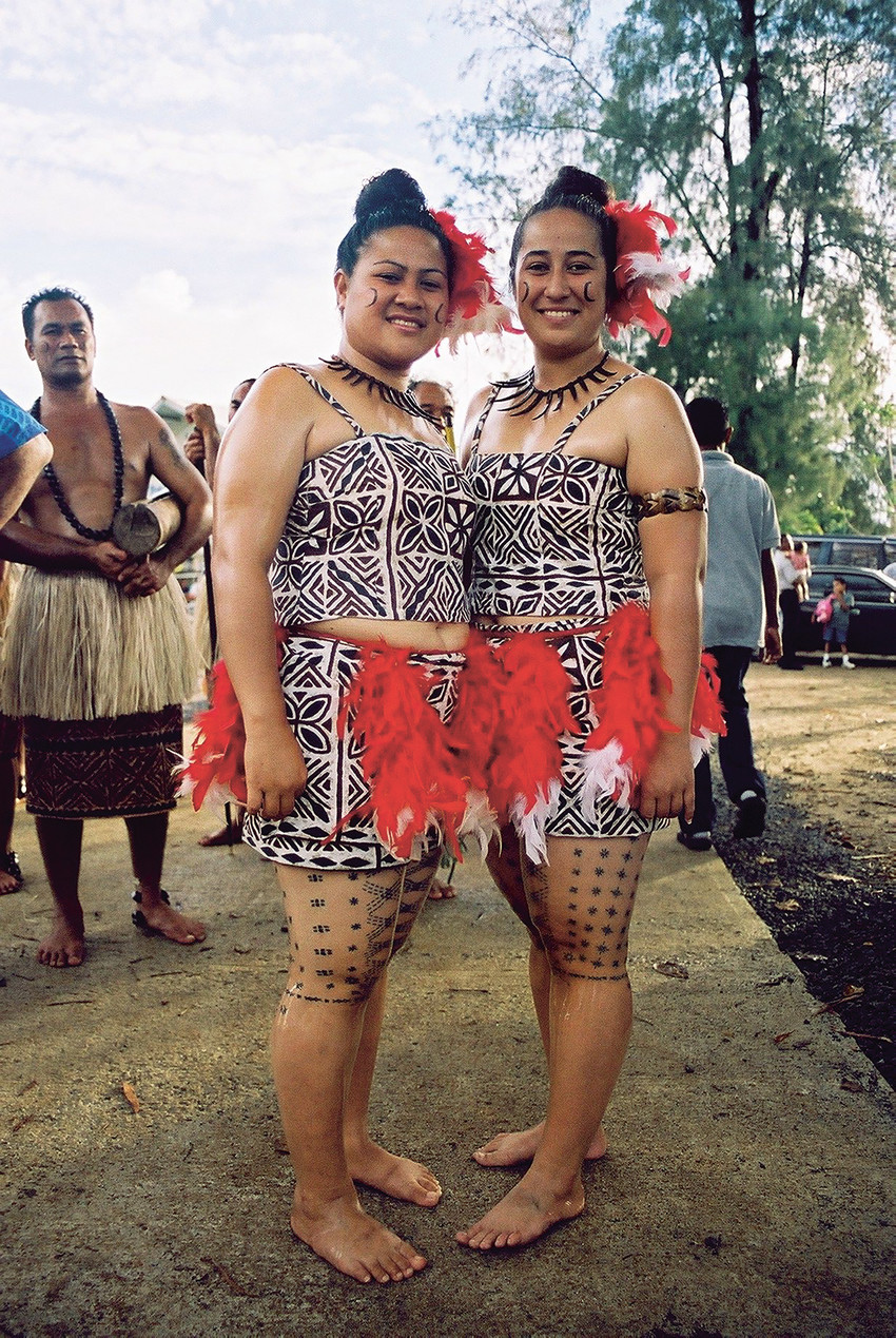 Fig. 115 Tatau as a cultural symbol of the nation. Members of Sāmoa Contingent, Ninth Pacific Festival of the Arts in Palau, 2004: Ana Kalolo (left) and Karene Fa‘asisila (right). © Sean Mallon